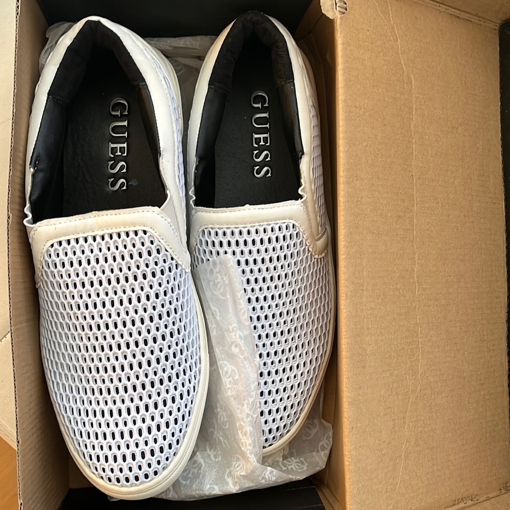 White Guess slide on tennis shoes, men’s size 10
